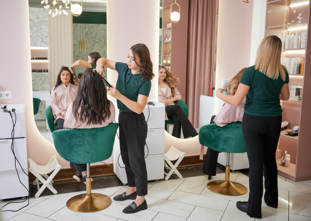 peluquera peinando a la clienta