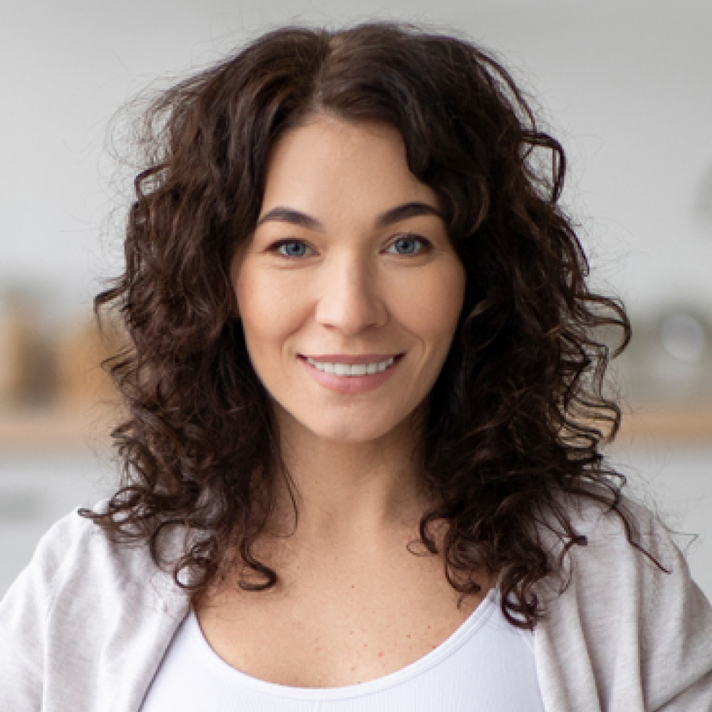 chica morena con rizos