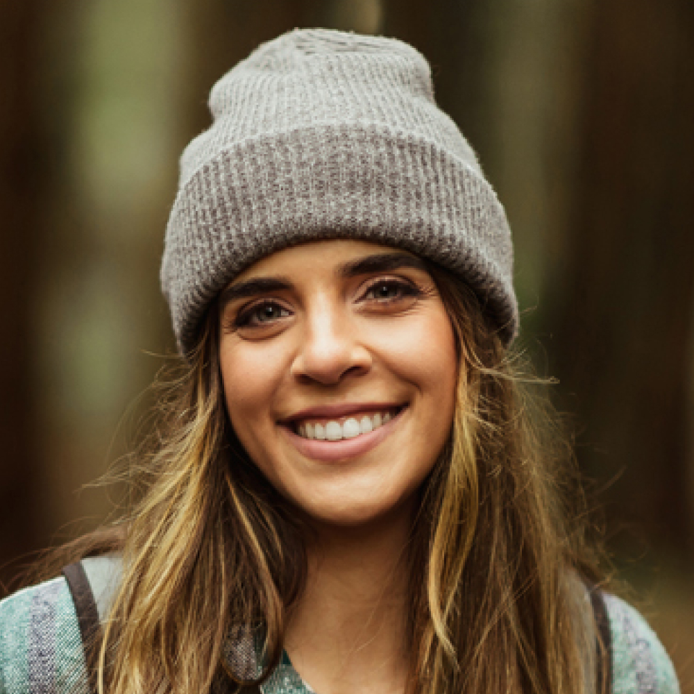 chica joven rubia con un gorro gris